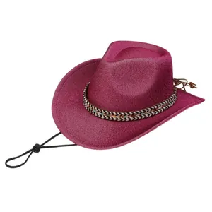 Détail du chapeau de cow-boy rose scintillant avec bande ethnique et mentonnière réglable
