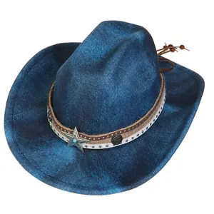 Draufsicht auf blauen Western-Cowboyhut mit Sternnieten und Türkis-Metall-Mittelpunkt