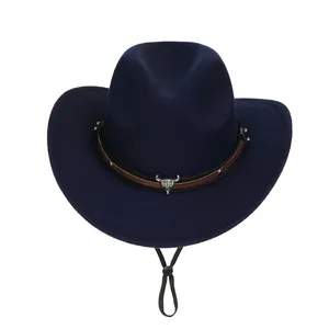 Détail du chapeau de cowboy en laine bleu marine avec crâne de taureau et lanière cuir
