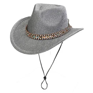Gros plan du chapeau de cowboy argenté pailleté avec bande tissée et cordon réglable