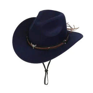 Détail d'un chapeau de cowboy bleu marine avec emblème de crâne de taureau et jugulaire