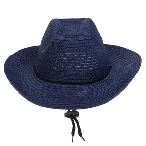 Nahaufnahme von tiefblauem Strohhut mit schwarzem Band und verstellbarer Kordel