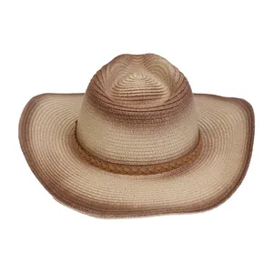 Detalle de la textura de paja sombreada y banda decorativa en este sombrero de vaquero