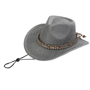 Détail du chapeau de cow-boy pailleté argenté avec bande tressée et cordon réglable