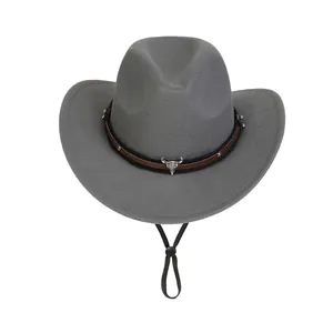 Détail du chapeau de cowboy gris avec ornement tête de bœuf et mentonnière réglable