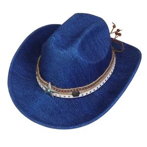 Detailansicht eines königsblauen Cowboyhuts mit Stern-Metall-Emblem und Ethno-Bordüre