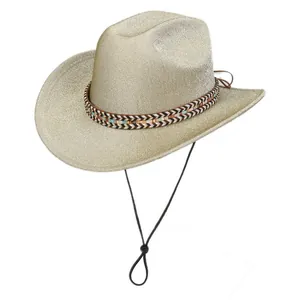 Détail d'un chapeau de cowboy champagne pailleté avec bande tissée et cordon réglable