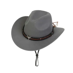 Détail du chapeau de cowboy en feutre gris avec breloque tête de taureau et jugulaire