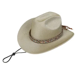 Gros plan du chapeau de cowboy doré scintillant avec bande à motifs géométriques