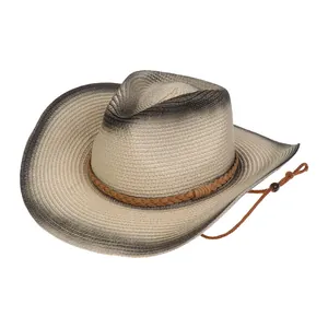 Detalle de sombrero de paja estilo western con borde degradado y correa de cuero trenzado