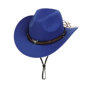 Détail du chapeau de cow-boy en feutre bleu roi avec logo tête de taureau en argent et lanière