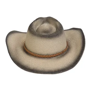 Detalle de sombrero de paja degradado estilo cowboy con banda de cuero tejido marrón