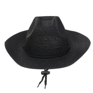 Detail eines schwarzen Stroh-Cowboyhuts mit breiter Krempe und verstellbarem Kinnriemen