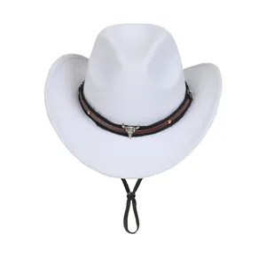 Détail d'un chapeau de cow-boy blanc en feutre avec tête de taureau et cordon