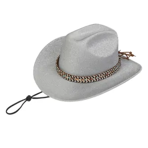 Détail d'un chapeau de cowboy argenté à paillettes avec bande ethnique et mentonnière