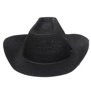 Nahaufnahme des schwarzen Stroh-Cowboyhutes mit Textur und gebogener Krempe