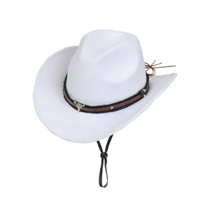 Détail d'un chapeau de cowboy blanc avec breloque tête de taureau argentée et cordon