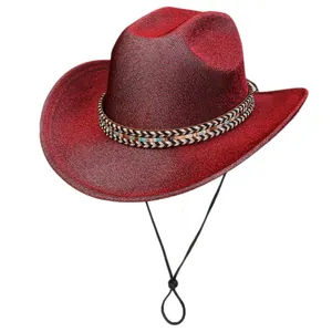 Détail d'un chapeau de cowboy rouge pailleté avec ruban ethnique et cordon ajustable