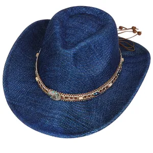 Detailansicht des dunkelblauen Cowboyhuts mit Goldkette und Muschelperlen-Verzierung