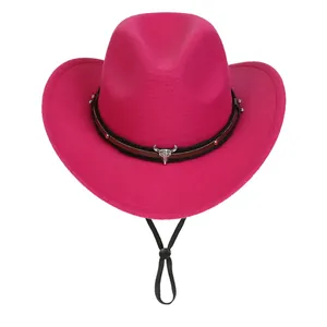 Détail d'un chapeau de cowboy rose en laine avec breloque tête de taureau et cordon noir