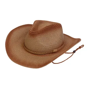 Detalle de sombrero vaquero de paja tejida café con cordón ajustable y textura