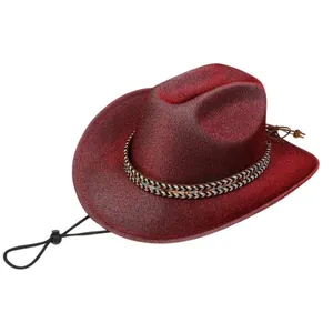 Détail d'un chapeau de cow-boy rouge foncé à paillettes avec bande tissée et cordon réglable