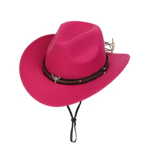 Détail du chapeau de cowboy en feutre rose fuchsia avec tête de taureau argentée