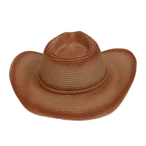 Detalle de sombrero de paja trenzado marrón degradado con cinta decorativa y estilo vaquero