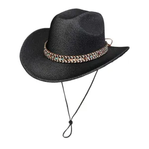 Détail du chapeau de cowboy noir avec bande ethnique et cordelette réglable