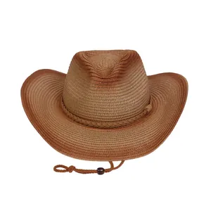 Detalle de sombrero vaquero de paja tejida con cordón ajustable y texturas en color marrón