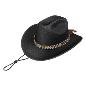 Détail d'un chapeau de cow-boy noir avec bande ethnique et mentonnière réglable