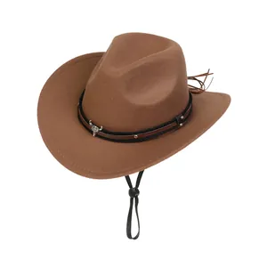 Détail d'un chapeau de cowboy avec pendentif tête de taureau et lanière en cuir