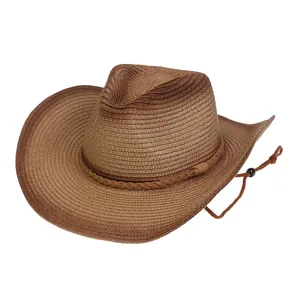 Detalle de sombrero vaquero de paja marrón con ala enrollada y cuerda de viento ajustable