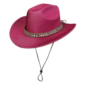 Détail du chapeau de cowboy rose pailleté avec ruban ethnique et mentonnière réglable