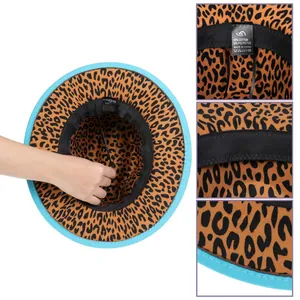Dettaglio dell'interno del cappello fedora blu con fodera leopardata e fascia