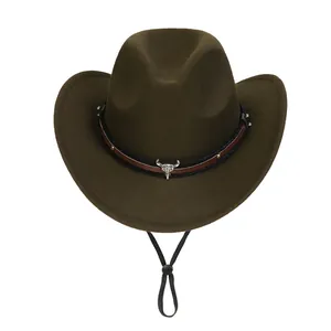 Détail d'un chapeau de cowboy en laine vert olive avec boucle tête de taureau et cordon