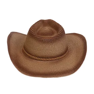 Detalle de la textura tejida marrón y la banda decorativa en el sombrero de paja