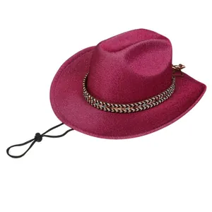 Détail du chapeau de cowboy rose pailleté avec ruban arc-en-ciel et jugulaire réglable
