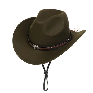 Détail d'un chapeau fedora vert foncé avec ornement tête de taureau et cordon coupe-vent
