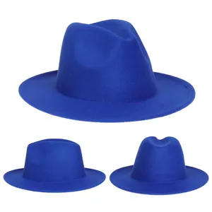 Tre angolazioni di un cappello fedora in feltro blu reale con tesa piatta e stile jazz