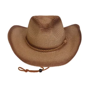 Detalle de sombrero de vaquero de paja trenzada con correa ajustable y degradado en marrón
