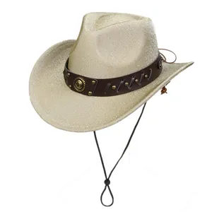 Détail du chapeau de cowboy doré scintillant avec bande en cuir rivetée et cordon réglable