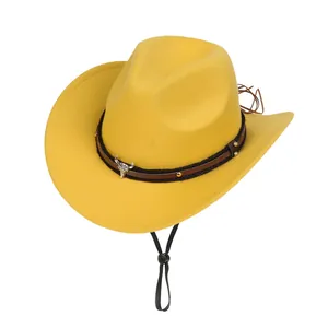 Détail du chapeau de cowboy en feutre jaune avec bande en cuir, boucle de taureau et lacet