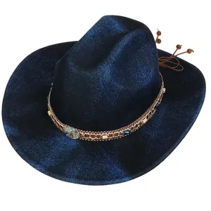 Detail eines dunkelblauen Cowboyhuts mit Webband, Metallteilen und Perlenverzierung