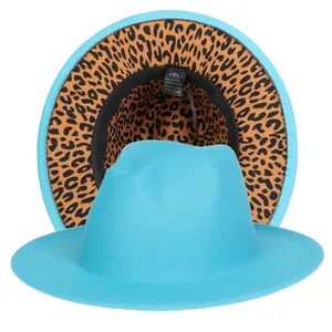 Dettaglio cappello fedora azzurro in cotone con motivo leopardato sotto la tesa ampia