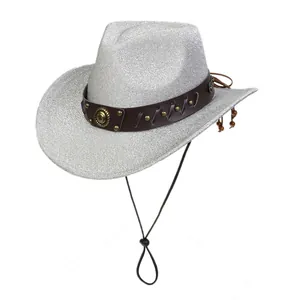 Détail du chapeau de cowboy argenté pailleté avec ruban cuir et clous métalliques