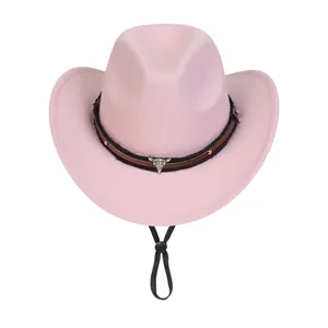 Détail d'un chapeau de cow-boy en laine rose avec tête de buffle en métal et cordon noir