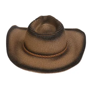 Detalle de la textura del sombrero de paja con elegante degradado marrón y cinta de adorno