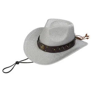 Détail d'un chapeau de cow-boy pailleté argenté avec bande en cuir et cordon réglable