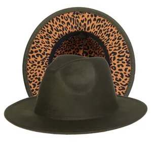 Dettaglio di cappello fedora verde scuro con elegante fodera leopardata sotto la tesa
